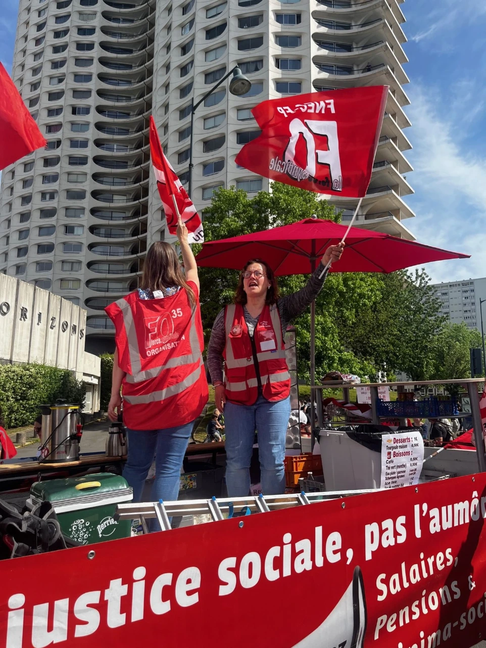 Photo de militants Fo devant les Horizons à Rennes