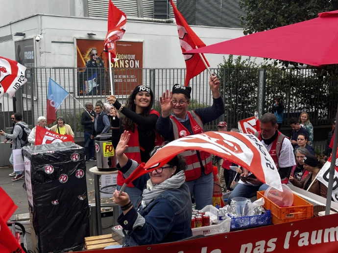 Photo de militantes hissant le drapeau Force ouvrière